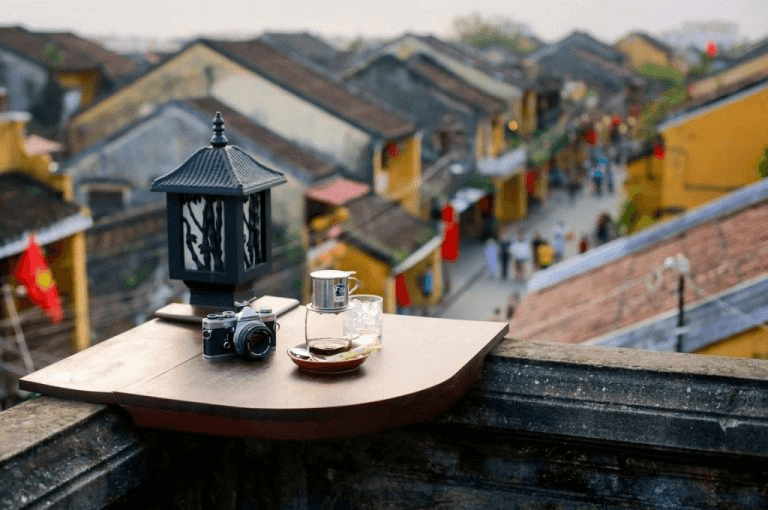 Quán cafe rooftop ở Hội An với view phố cổ và đèn lồng