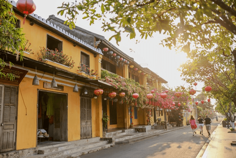 Khung cảnh check-in đẹp ở Hội An với tường vàng và hoa giấy