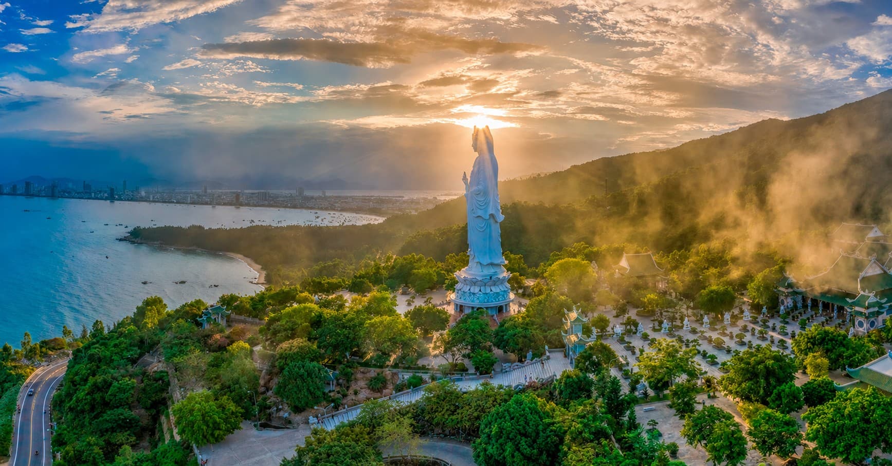 Cung đường bán đảo Sơn Trà nhìn xuống biển và rừng xanh