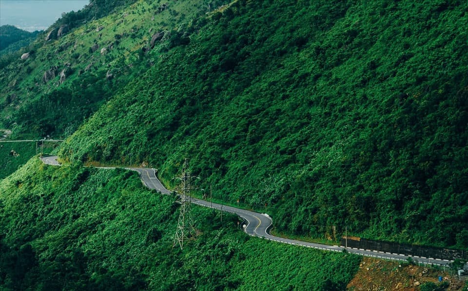Đèo Hải Vân với khúc cua uốn lượn và view biển từ trên cao