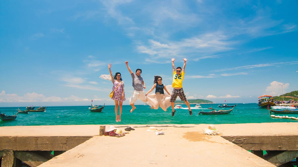 Du khách chạy xe trên cung đường ven biển Đà Nẵng lúc hoàng hôn