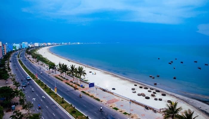 Đường Võ Nguyên Giáp ven biển Đà Nẵng với hàng dừa và biển xanh