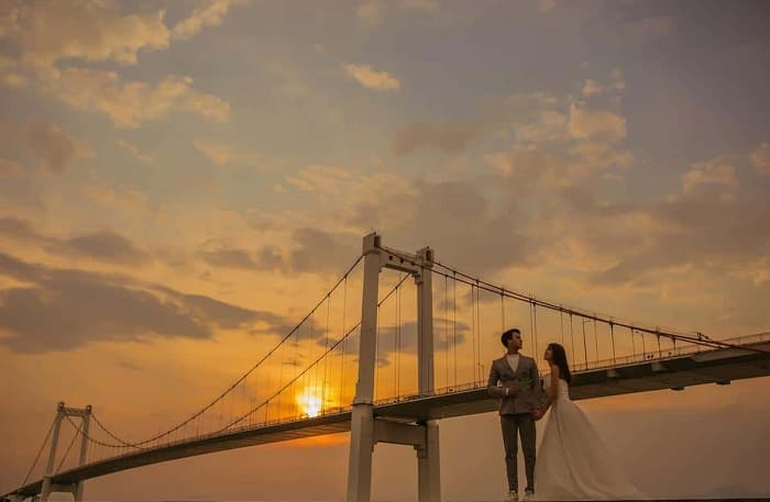 Cầu Thuận Phước và đường ven vịnh Đà Nẵng lúc hoàng hôn