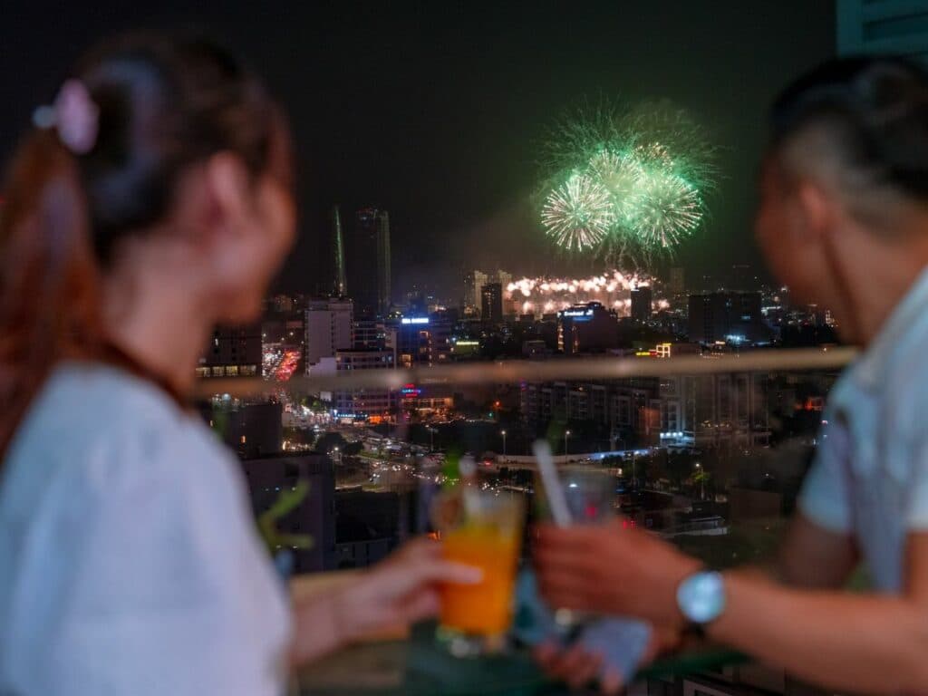 Hình ảnh minh họa cho Cafe Rooftop – Vừa chill vừa xem pháo hoa